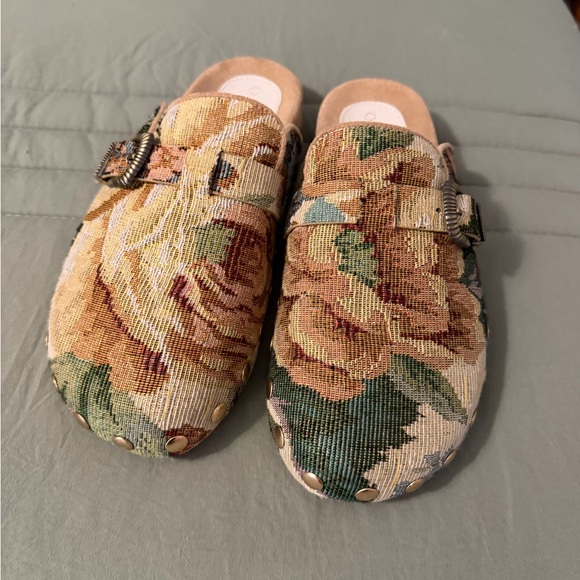 Floral Tapestry Women's Clogs - Picture 1 of 3